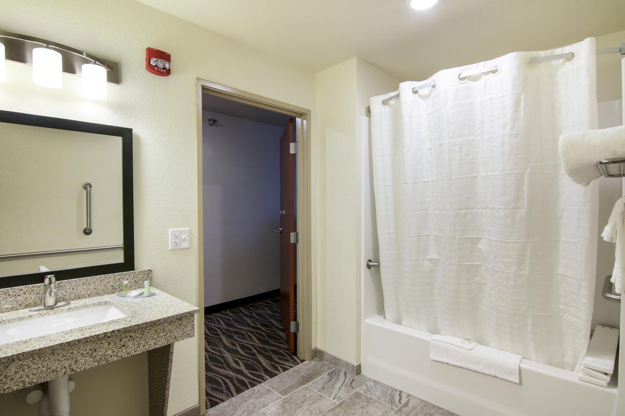 Cobblestone Inn & Suites - Menomonie/Uw-Stout Екстериор снимка